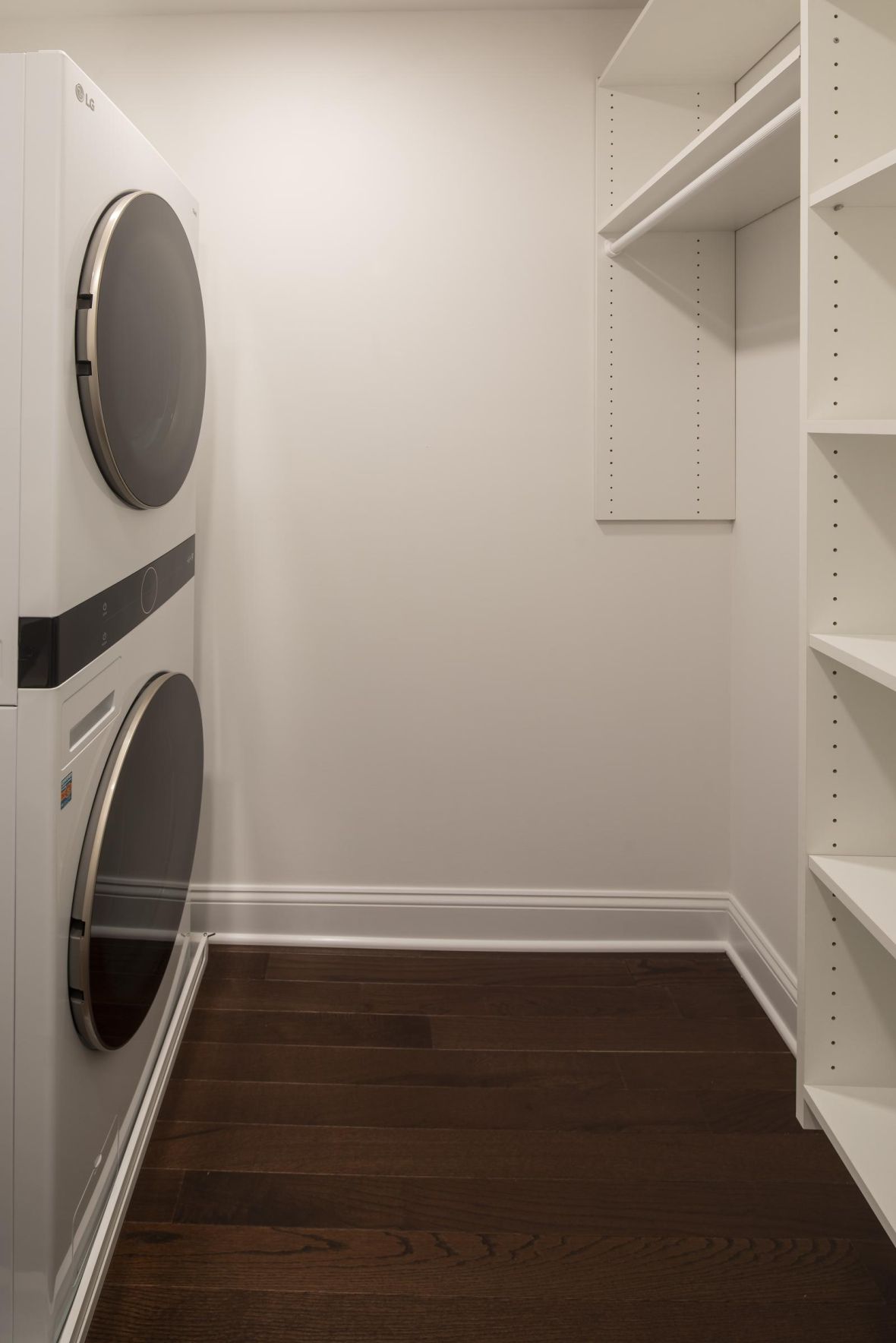 Cambridge Manor Large White Airy Bathroom