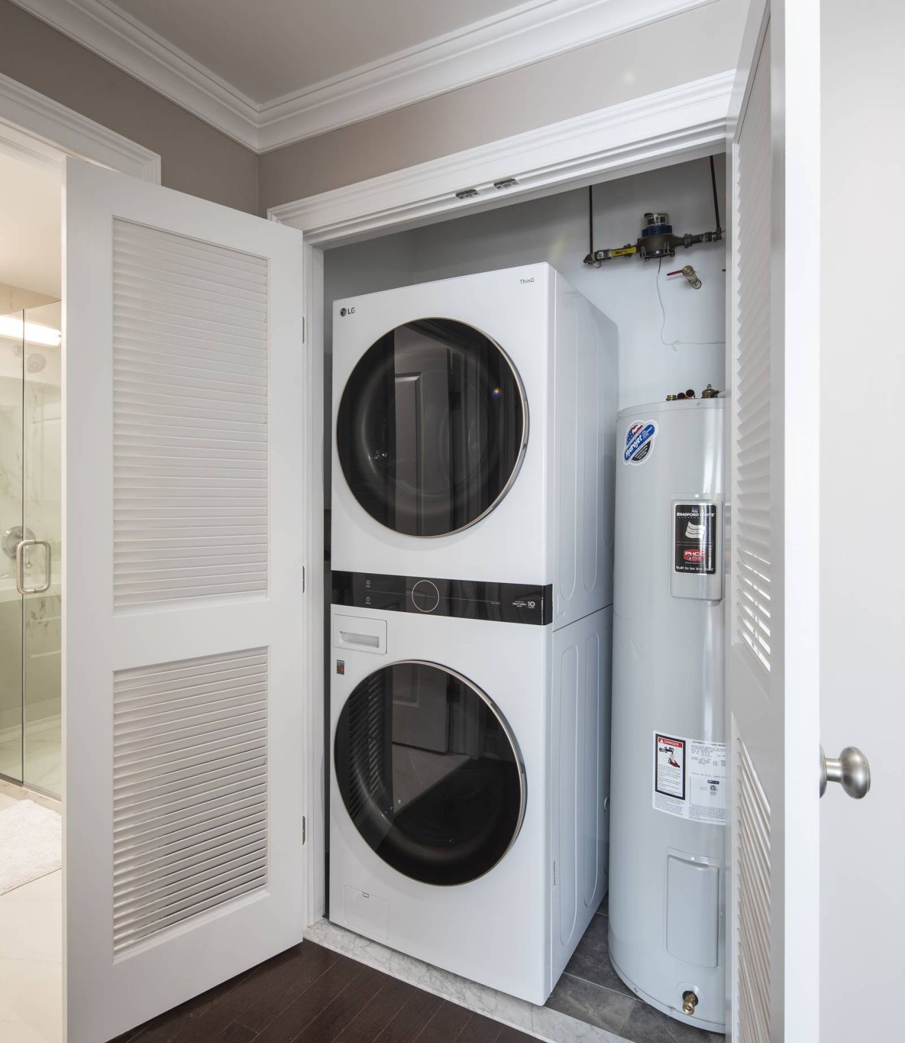 Uptown 550 Midrise spacious kitchen with custom cabinetry and stainless steel appliances