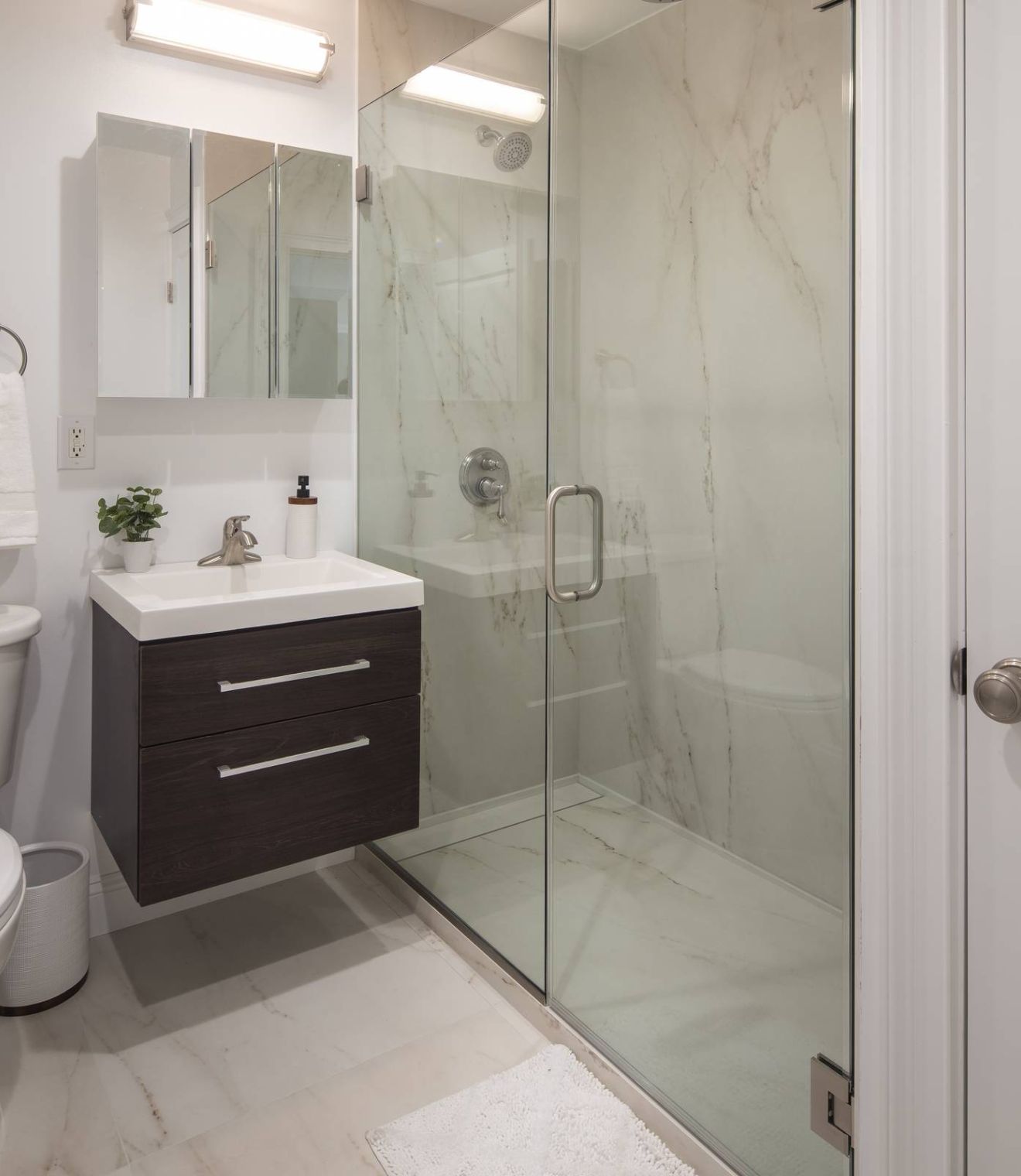 Uptown 550 Midrise spacious kitchen with custom cabinetry and stainless steel appliances